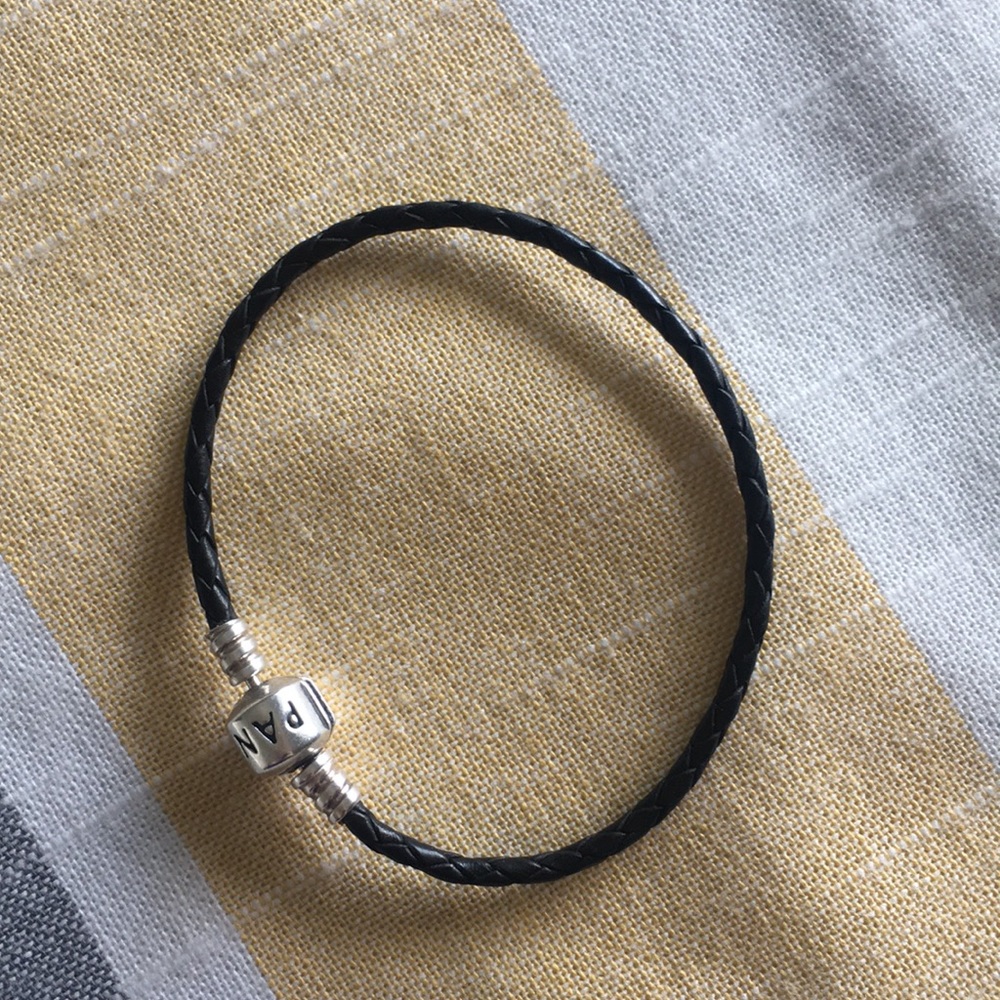 🌸PANDORA LEATHER BRACELET🌸